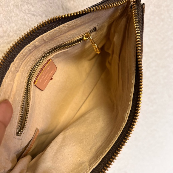 Elegant Louis Vuitton Monogram Crossbody Bag - Picture 5 of 7